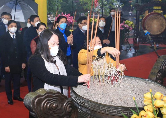 Trang trọng lễ dâng hương kỷ niệm 1982 năm khởi nghĩa Hai Bà Trưng - Anh 1