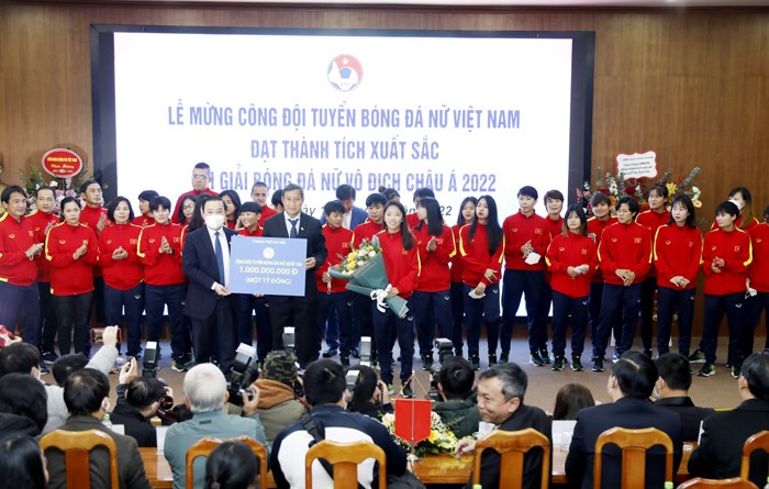 Đội tuyển nữ nhận được nhiều phần thưởng giá trị - Anh 2