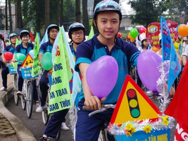 Xây dựng môi trường văn hóa lành mạnh, tạo đột phá trong phát triển nguồn nhân lực ngành VHTTDL - Anh 2