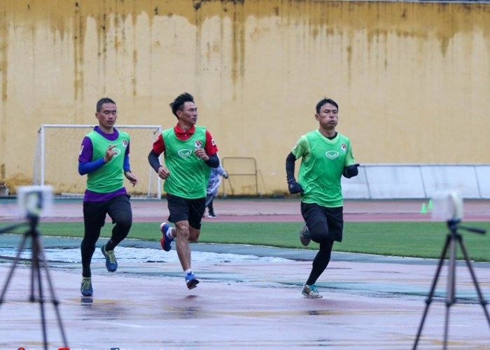 Trọng tài V.League kiểm tra bài thể lực trong thời tiết mưa lạnh - Anh 2