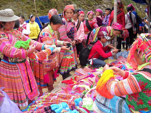 Phát huy bản sắc văn hóa và vai trò của phụ nữ Mông trong đời sống đương đại - Anh 1