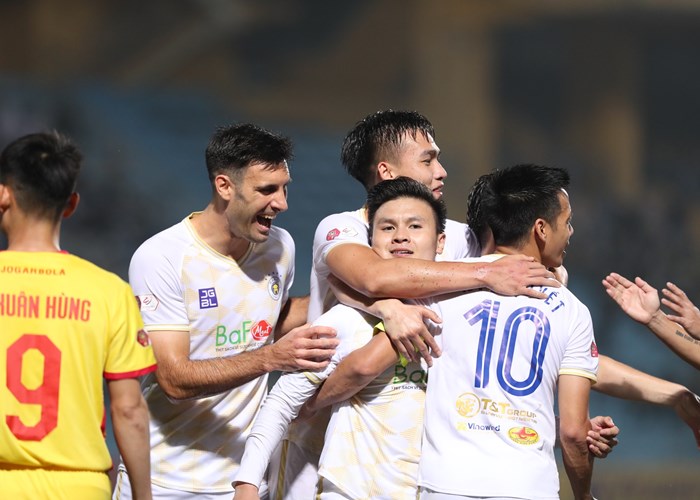 Quang Hải vẫn ghi bàn và chưa nói gì tới chuyện đi hay ở - Anh 2