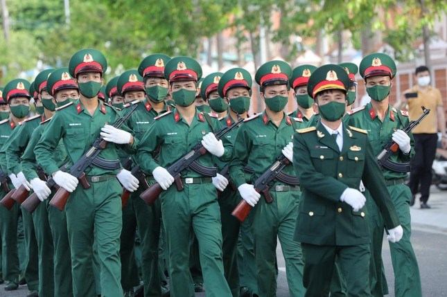 Thượng cờ Tổ quốc tại Giải chạy Tiền Phong Marathon 2022 - Anh 1