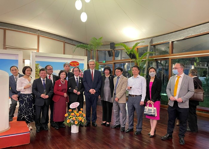 NSND Đặng Nhật Minh nhận Huân chương Hiệp sĩ Văn học nghệ thuật - Anh 3