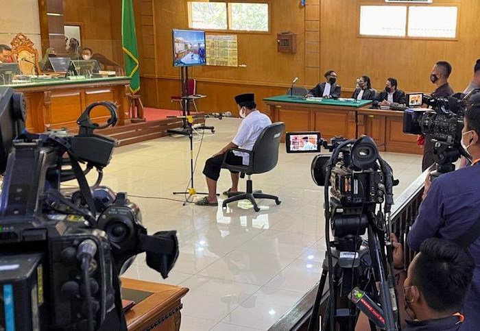 Indonesia: Một giáo viên nhận án tử hình vì cưỡng bức 13 học sinh - Anh 1