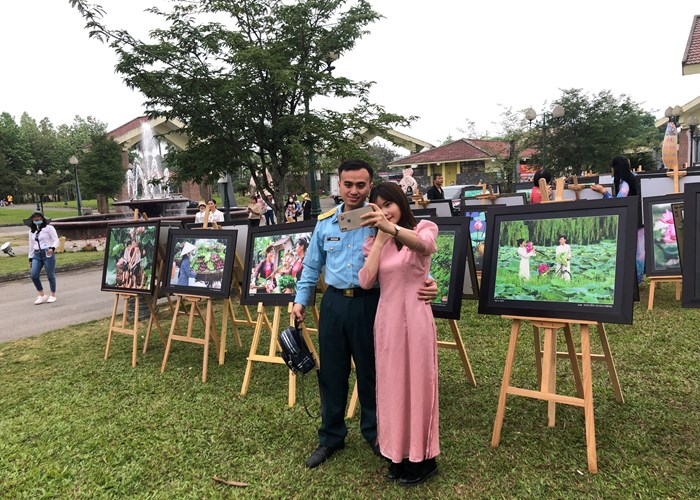 Đắm mình trong không gian “Sen trong đời sống văn hóa Việt” - Anh 8