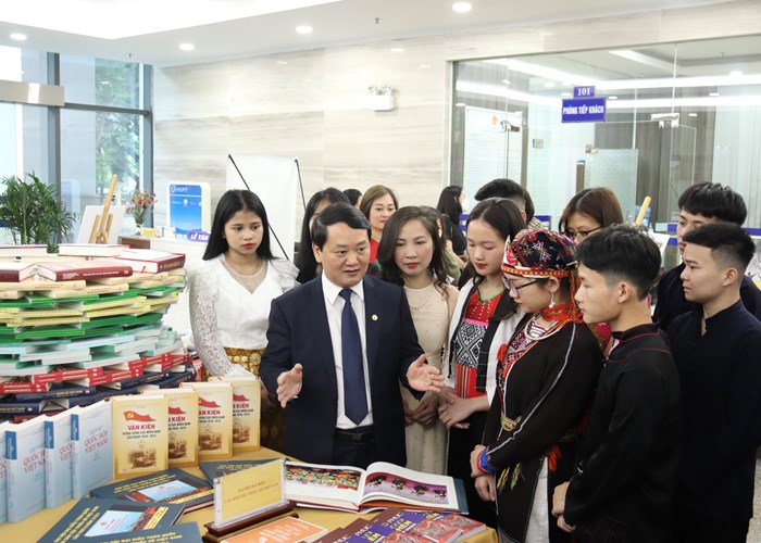 Kết nối tri thức để phát triển - Anh 2