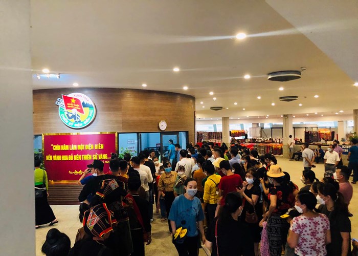 Bao tang Chien thang Dien Bien Phu don gan 7.000 luot khach trong ngay dau nghi le - Anh 5