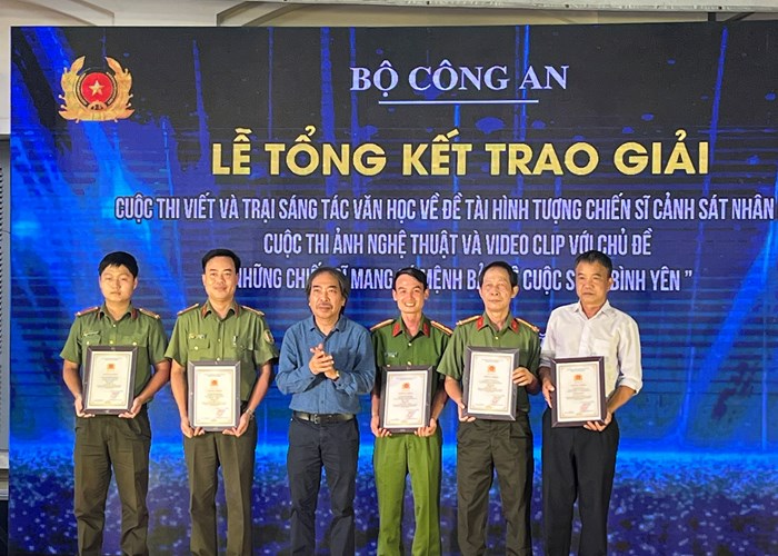 Nêu cao hình tượng người chiến sĩ Cảnh sát nhân dân thông qua các tác phẩm văn học – nghệ thuật - Anh 4