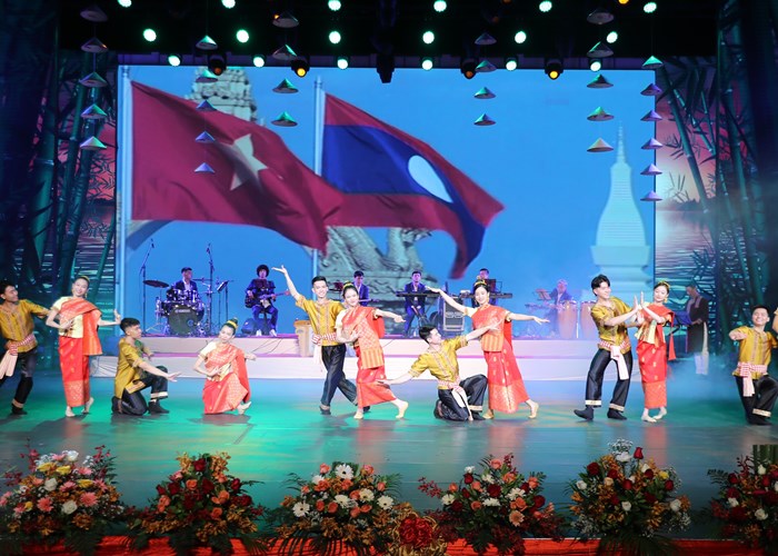 Tổng duyệt chương trình nghệ thuật trong Tuần Văn hóa Việt Nam tại Lào - Anh 3