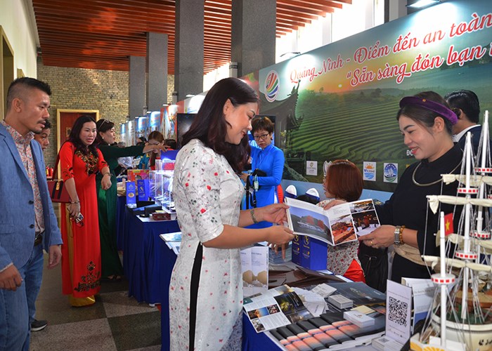 Bộ trưởng Nguyễn Văn Hùng: Tư duy mới và hành động mới để phát triển du lịch bền vững - Anh 4