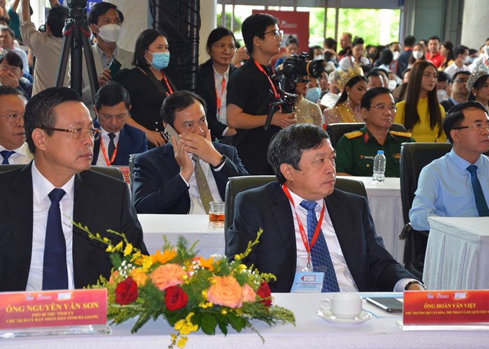 Du lịch trong nước khởi sắc, du lịch quốc tế từng bước phục hồi - Anh 9