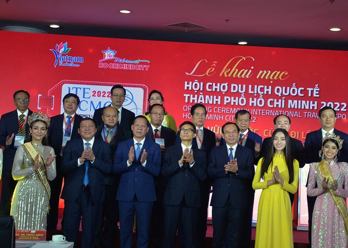 Du lịch trong nước khởi sắc, du lịch quốc tế từng bước phục hồi - Anh 2