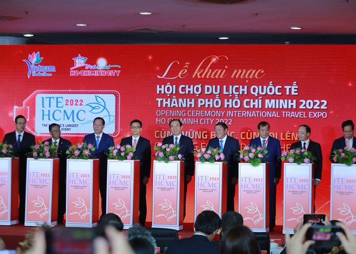 Du lịch trong nước khởi sắc, du lịch quốc tế từng bước phục hồi - Anh 1