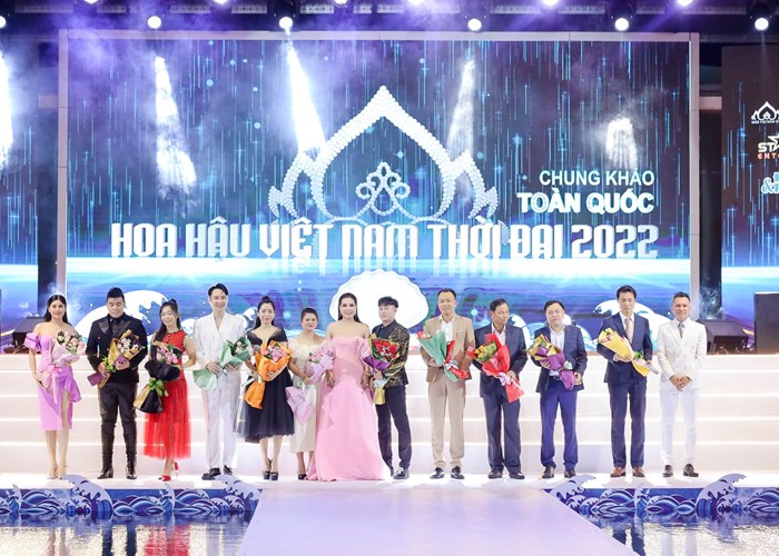 Vụ Hoa hậu ngồi ghế nhựa chấm thi Hoa hậu: Ban tổ chức mời luật sư - Anh 1