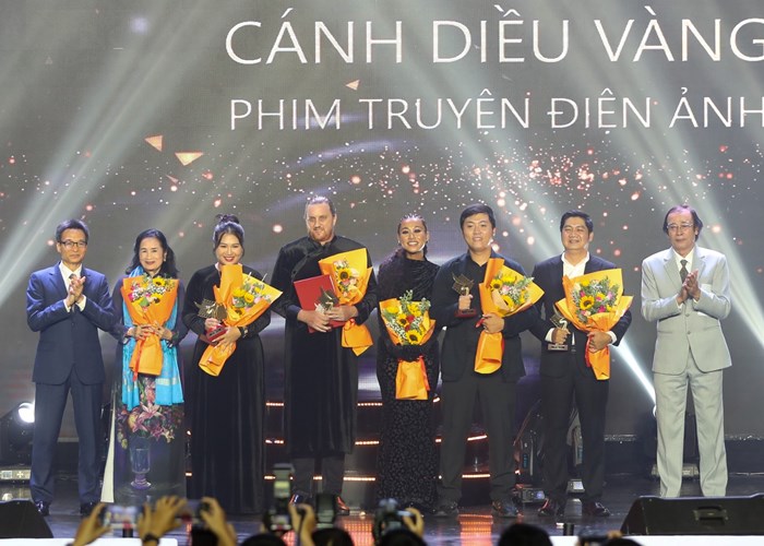 Phim điện ảnh 'Đêm tối rực rỡ' đoạt giải Cánh diều vàng - Anh 1