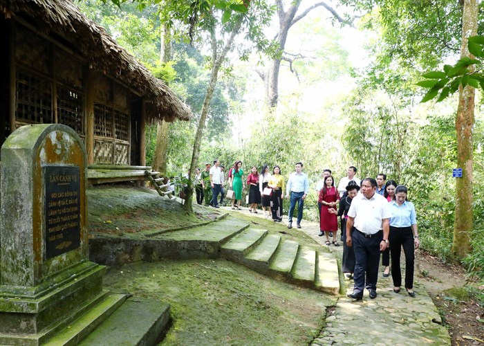 Bộ trưởng Nguyễn Văn Hùng thăm các di tích cách mạng trên địa bàn tỉnh Tuyên Quang - Anh 6