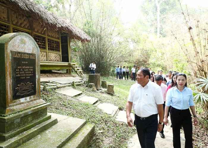 Bộ trưởng Nguyễn Văn Hùng thăm các di tích cách mạng trên địa bàn tỉnh Tuyên Quang - Anh 5