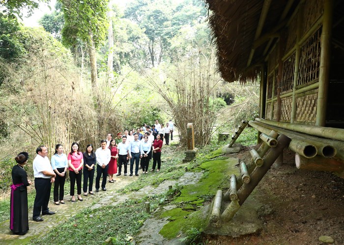 Bộ trưởng Nguyễn Văn Hùng thăm các di tích cách mạng trên địa bàn tỉnh Tuyên Quang - Anh 4