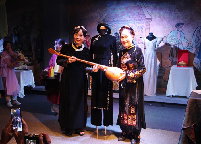 Bảo tàng Áo dài tiếp nhận áo dài hát Then, đàn Tính - Anh 2