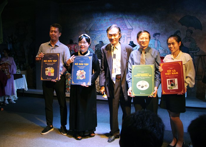 Bảo tàng Áo dài tiếp nhận áo dài hát Then, đàn Tính - Anh 3