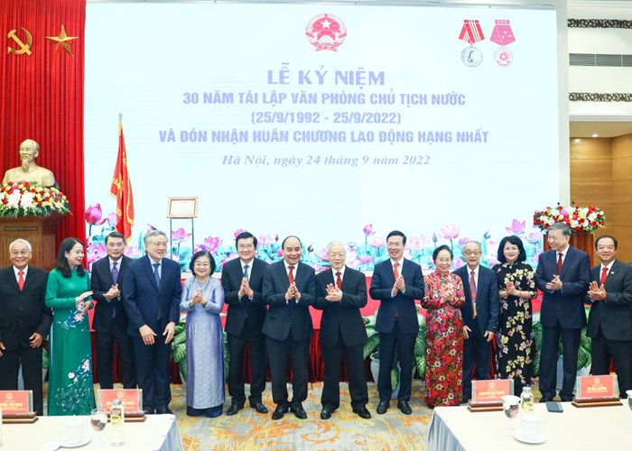 Văn phòng Chủ tịch nước kỷ niệm 30 năm tái lập và đón nhận Huân chương Lao động hạng Nhất - Anh 1