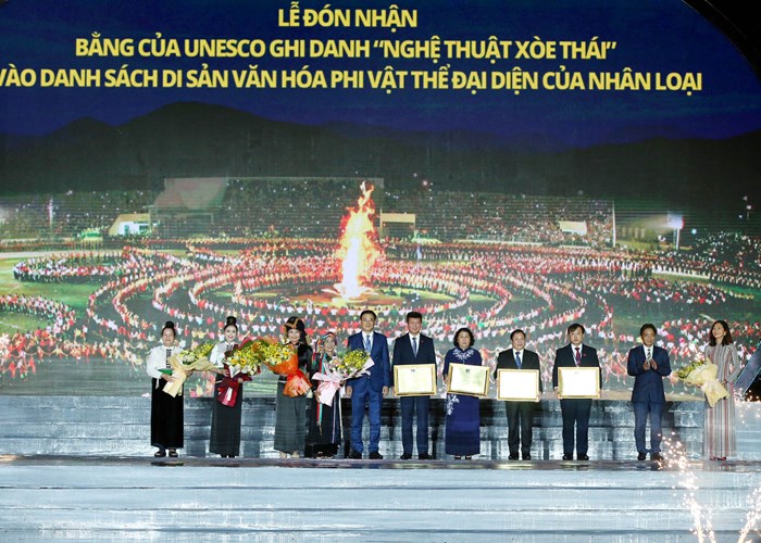 Bảo vệ và phát huy di sản Xòe Thái phải bằng tâm huyết, trái tim, tấm lòng, niềm tự hào và nội lực của chính mình - Anh 6
