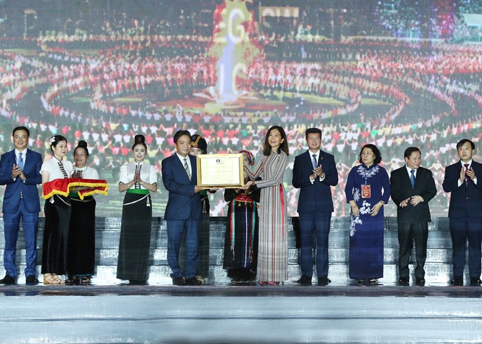 Bảo vệ và phát huy di sản Xòe Thái phải bằng tâm huyết, trái tim, tấm lòng, niềm tự hào và nội lực của chính mình - Anh 4