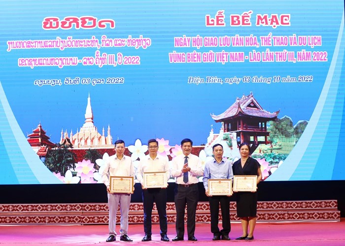 Bế mạc Ngày hội giao lưu VHTTDL các dân tộc vùng biên giới Việt Nam - Lào - Anh 9