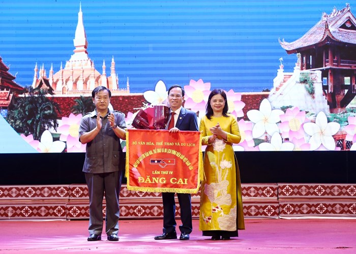 Bế mạc Ngày hội giao lưu VHTTDL các dân tộc vùng biên giới Việt Nam - Lào - Anh 11