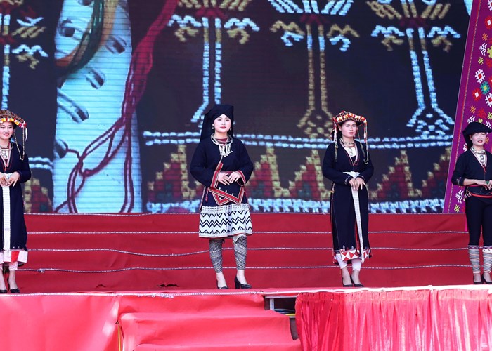 Hội tụ sắc màu văn hoá dân tộc Dao - Anh 2