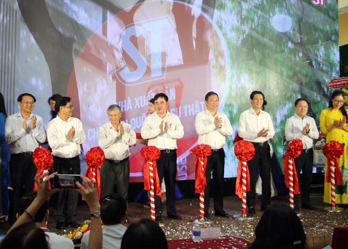 Khai mạc Triển lãm kỷ niệm 70 năm ngày truyền thống ngành Xuất bản, In và Phát hành - Anh 1