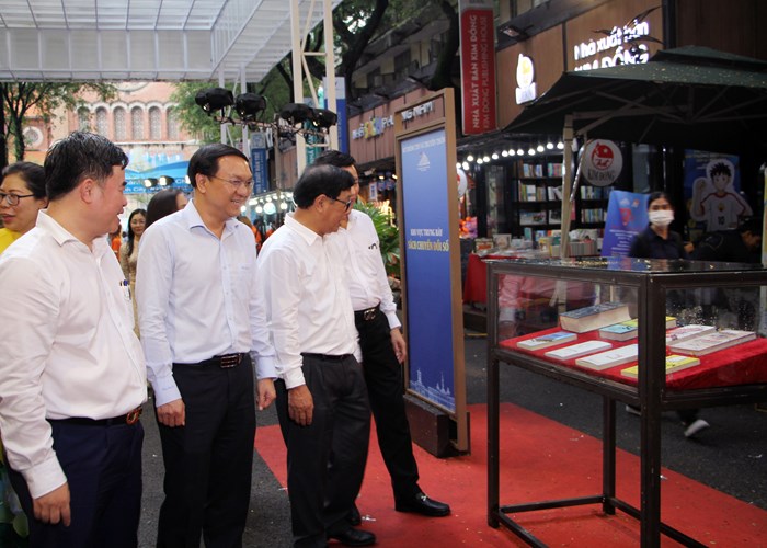Khai mạc Triển lãm kỷ niệm 70 năm ngày truyền thống ngành Xuất bản, In và Phát hành - Anh 2