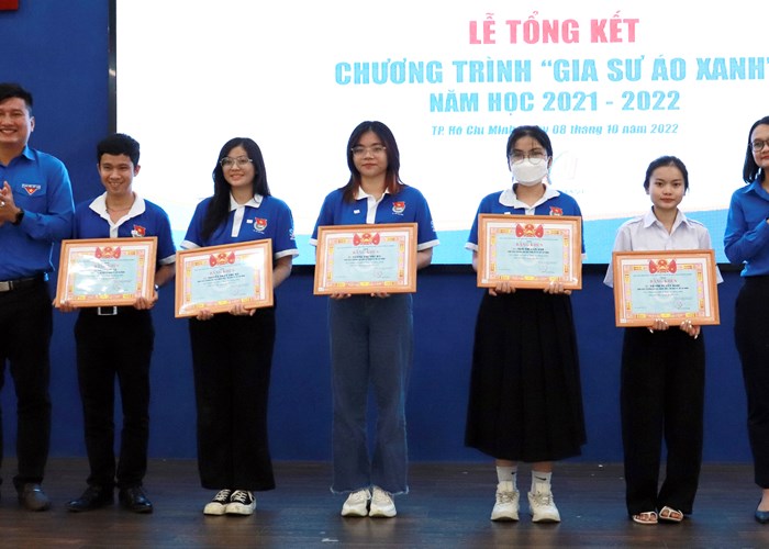 “Gia sư áo xanh” với 6.300 buổi tình nguyện phụ đạo giúp học sinh - Anh 1