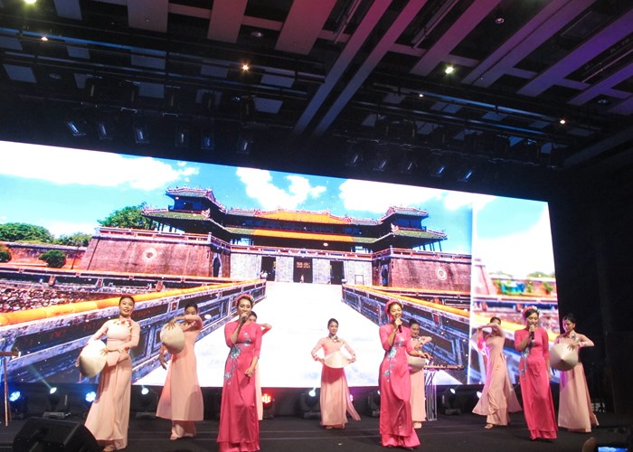 Bo truong Nguyen Van Hung: San pham du lich phai mang dau an van hoa thi moi phat trien ben vung - Anh 3