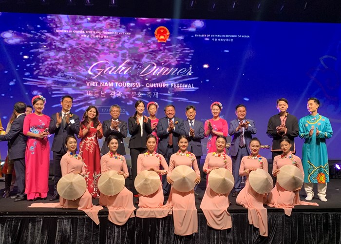 Bộ trưởng Nguyễn Văn Hùng: Sản phẩm du lịch phải mang dấu ấn văn hóa thì mới phát triển bền vững - Anh 1