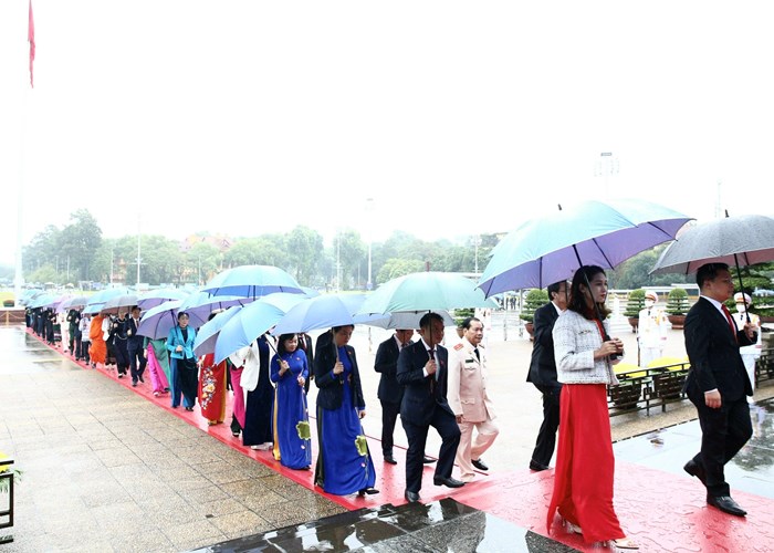 Các đại biểu Quốc hội vào Lăng viếng Chủ tịch Hồ Chí Minh - Anh 6