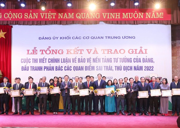 Trao giải cho 32 tác phẩm chính luận về bảo vệ nền tảng tư tưởng của Đảng - Anh 3