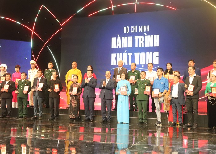 Chương trình “Hồ Chí Minh: Hành trình khát vọng 2022”: Hết mình phụng sự, vì cuộc sống tốt đẹp của Nhân dân - Anh 4