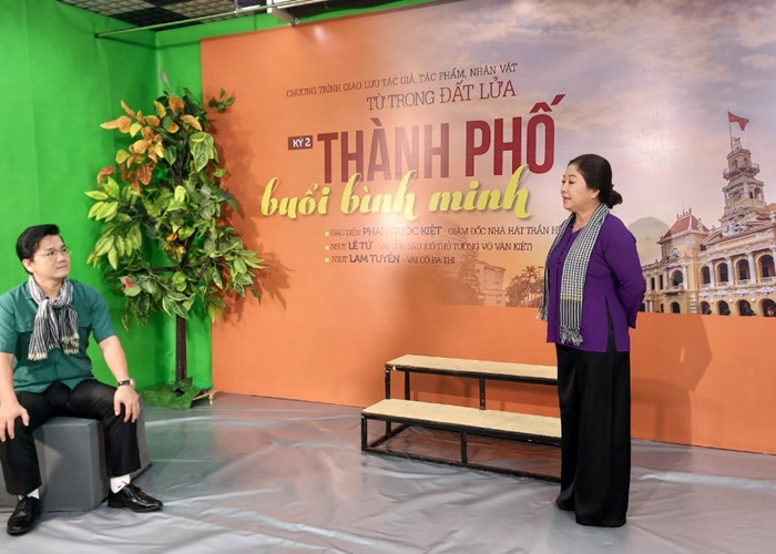 Giao lưu với các nghệ sĩ trong vở cải lương Thành phố buổi bình minh - Anh 2