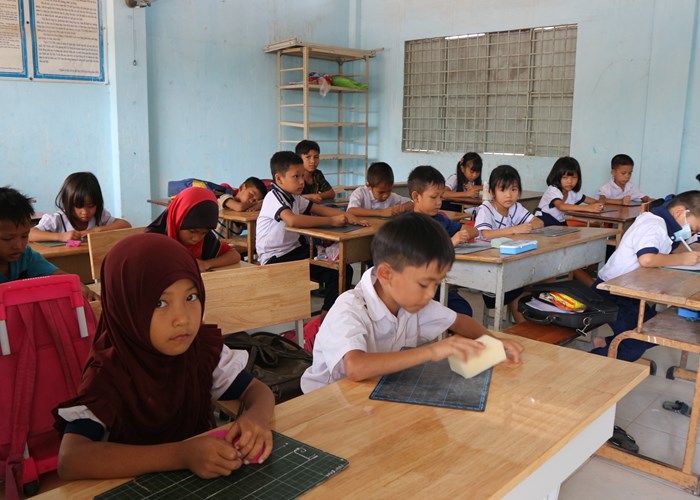 Ưu tiên nguồn lực để đầu tư và phát triển giáo dục dân tộc - Anh 1