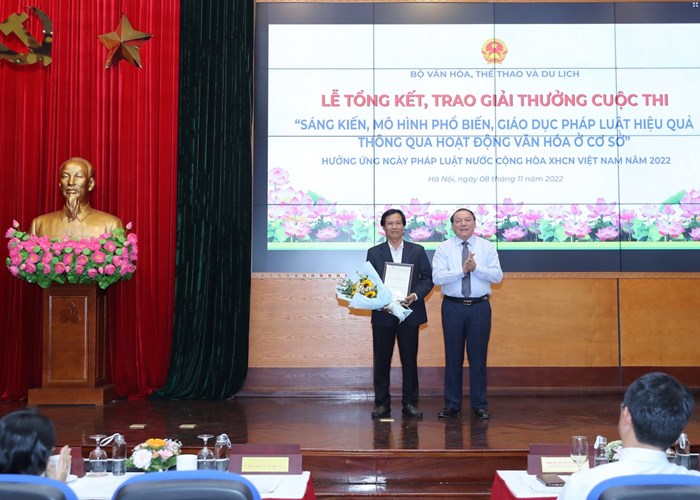 Bộ trưởng Nguyễn Văn Hùng: Đưa luật vào cuộc sống một cách nhẹ nhàng hơn, hiểu biết pháp luật một cách sâu sắc hơn - Anh 2
