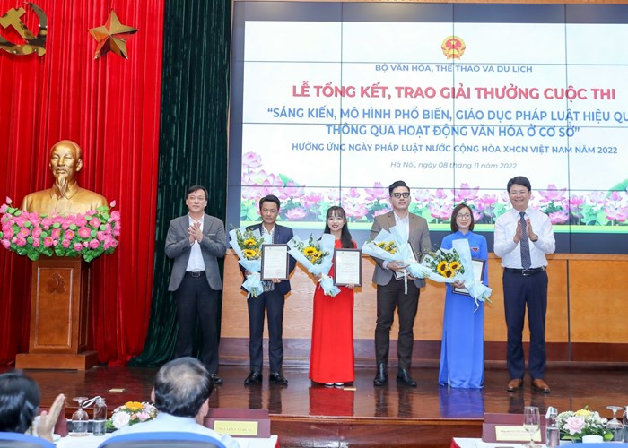 Bộ trưởng Nguyễn Văn Hùng: Đưa luật vào cuộc sống một cách nhẹ nhàng hơn, hiểu biết pháp luật một cách sâu sắc hơn - Anh 3