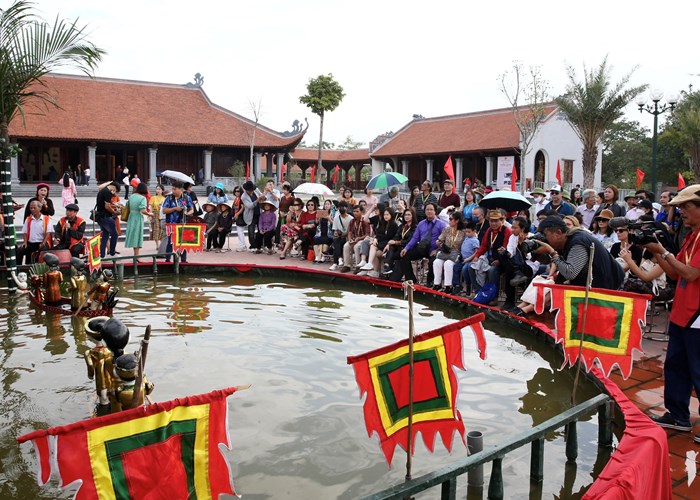 Nghệ sĩ tham dự HANIFF VI trải nghiệm với quan họ, tranh Đông Hồ - Anh 1