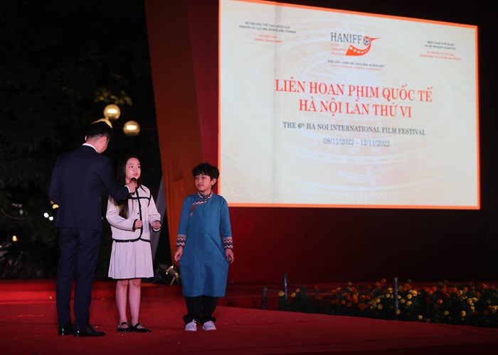 Trình chiếu phim “Maika – Cô bé đến từ hành tinh khác” tại phố đi bộ Hồ Hoàn Kiếm - Anh 5