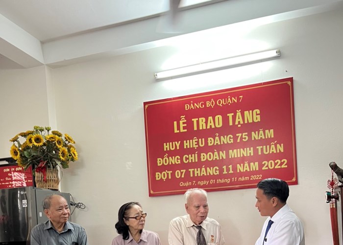 Nguyên Phó Tổng Biên tập Báo Văn Hóa được trao tặng Huy hiệu 75 năm tuổi Đảng - Anh 1