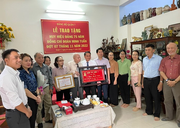 Nguyên Phó Tổng Biên tập Báo Văn Hóa được trao tặng Huy hiệu 75 năm tuổi Đảng - Anh 2