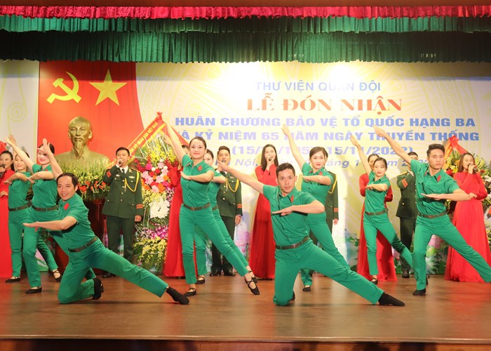 Thư viện Quân đội đón nhận Huân chương Bảo vệ Tổ quốc hạng Ba - Anh 6