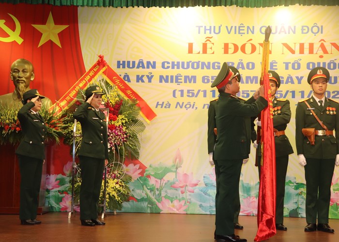 Thư viện Quân đội đón nhận Huân chương Bảo vệ Tổ quốc hạng Ba - Anh 3