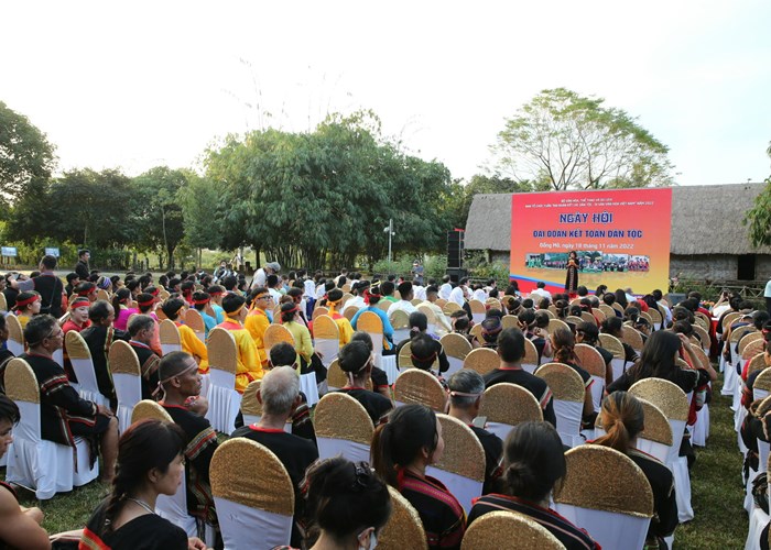 Củng cố khối đại đoàn kết toàn dân tộc, thắp sáng ngọn lửa khát vọng vươn lên - Anh 9